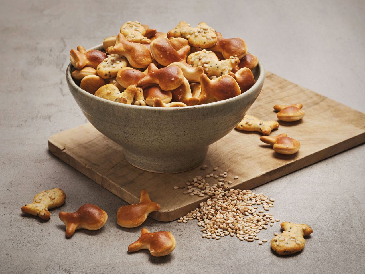 Goldfischli salted with sesame in a bowl.